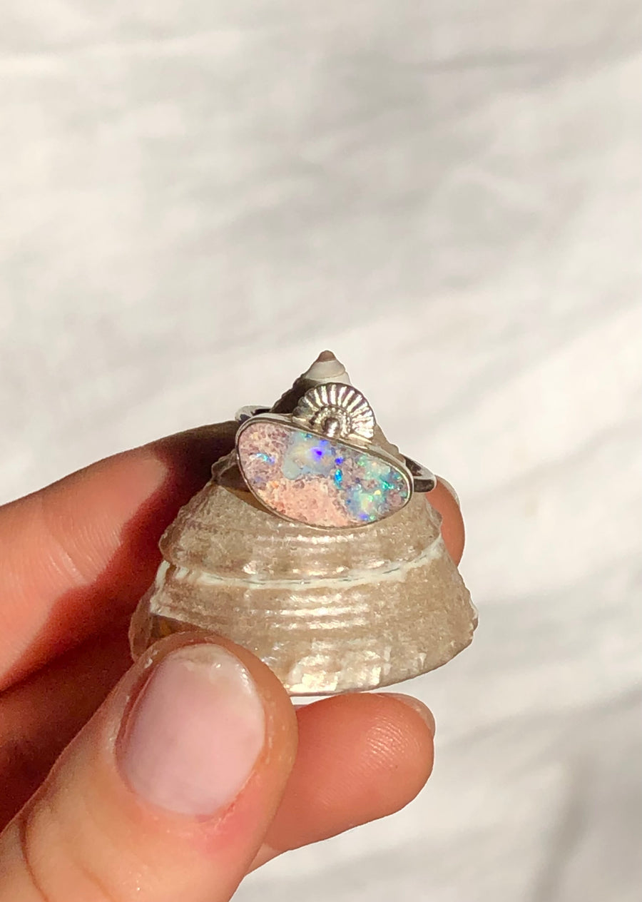 CONCHA // Size 5.5-6 // Seashell Ring // Mexican Fire Opal